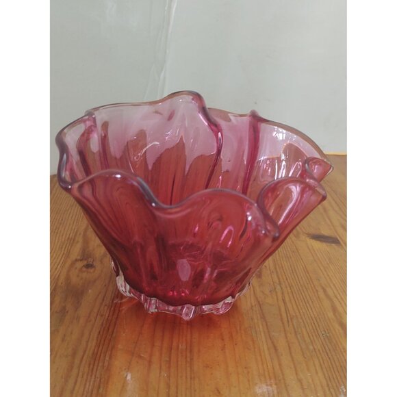 Anthony Rossi Hand Blown Glass Fluted Edge Cranberry Bowl 6" x 6" x 4.5" Canada - Picture 2 of 12